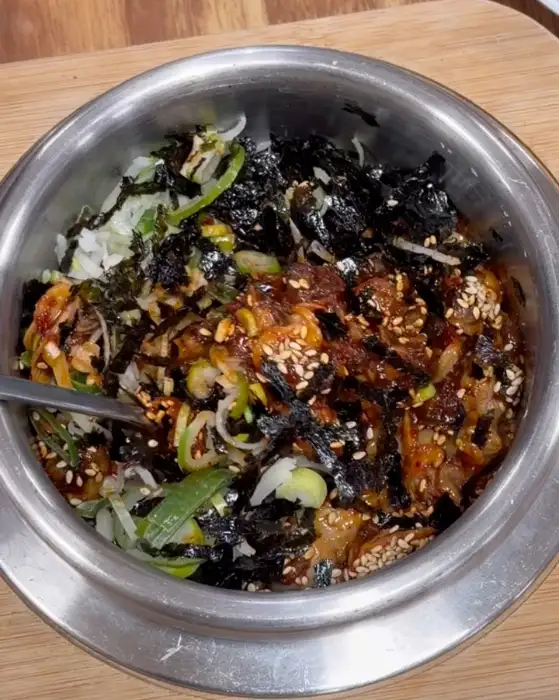 김가루와 파가 뿌려진 솥밥