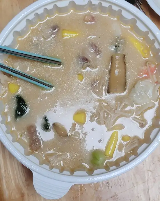 마라탕 그릇에 담긴 다양한 재료들