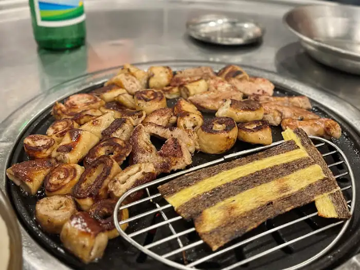 연탄불 위에서 구워지는 막창
