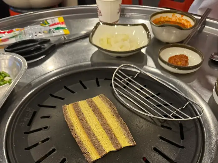 식탁 위 준비된 반찬과 막창
