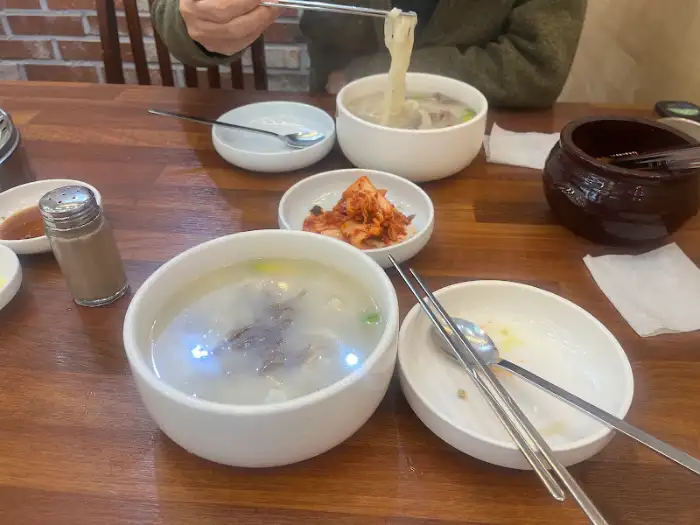 테이블 세팅과 국수 그릇 모습