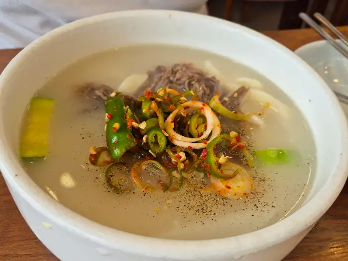 칼국수 국물 클로즈업 모습