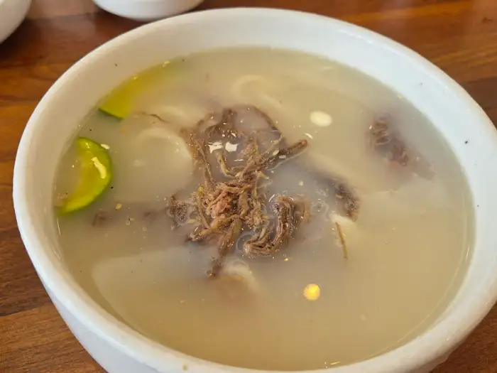 칼국수 면발과 고기 모습