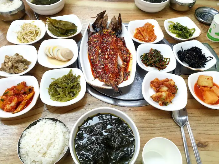 테이블에 차려진 다양한 밑반찬