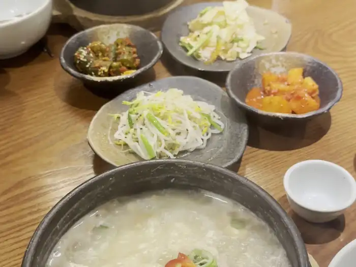 배채림 식당 내부 음식 세팅