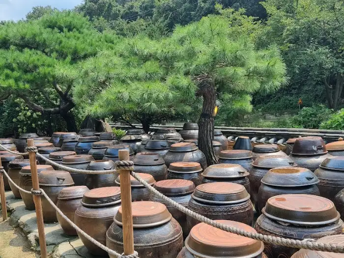 전통적인 분위기를 더하는 장독대