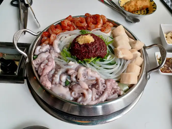 신선한 낙곱새 재료가 담긴 찜기