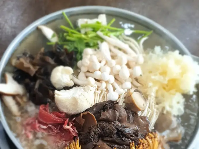 다양한 버섯과 재료가 담긴 전골 냄비