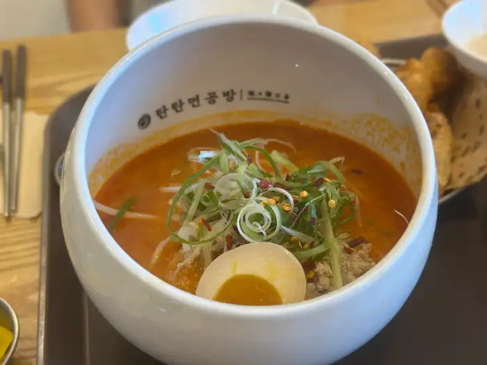 그릇의 깊이감을 보여주는 탄탄면