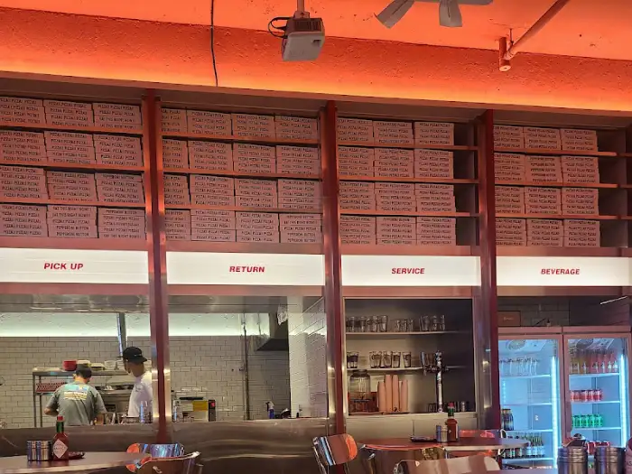 매장 내부 전경 (박스들)