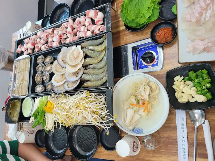 테이블에 차려진 다양한 음식들