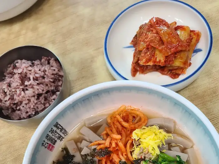 묵밥, 김치, 밥 한상이 차려진 모습