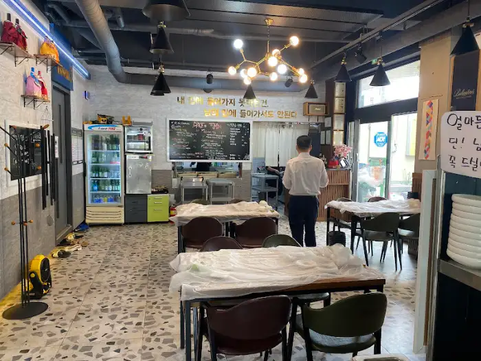 식당 내부와 홀 모습