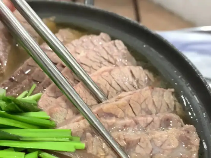 집게로 건져 올린 소머리수육