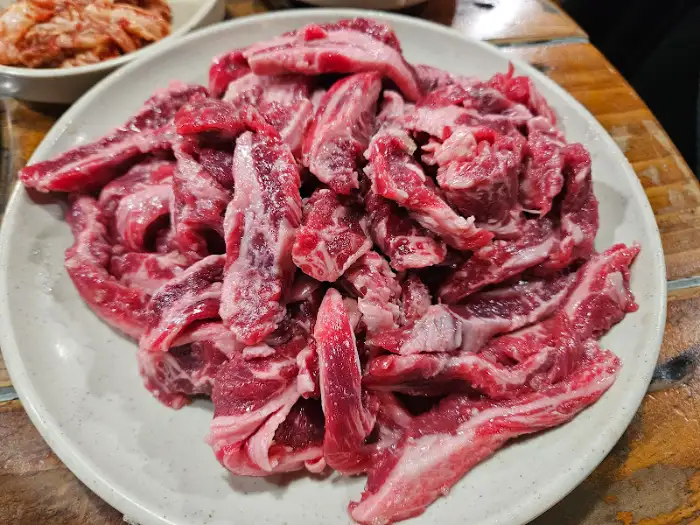 한 접시 가득 담긴 생 소갈비살
