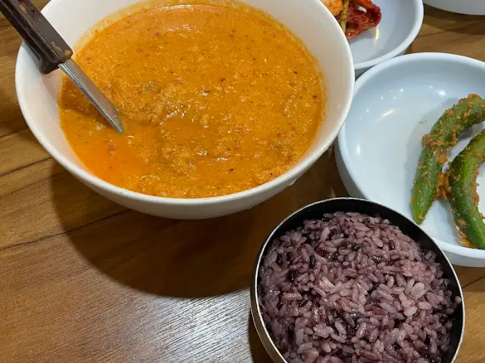 청국장 한 그릇과 밥, 김치 모습