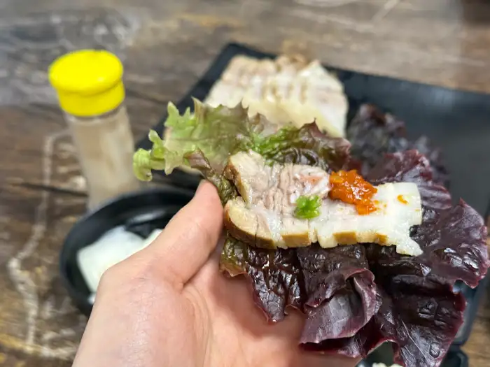 한 쌈 가득 싸 먹는 수육