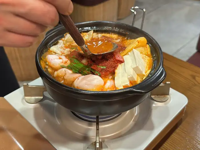 직원분이 직접 재료를 버무리는 모습