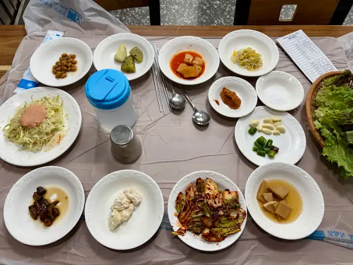 정갈한 수란잔 밑반찬