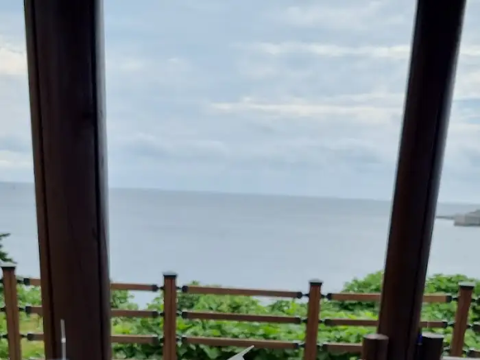 창밖으로 보이는 바다 풍경