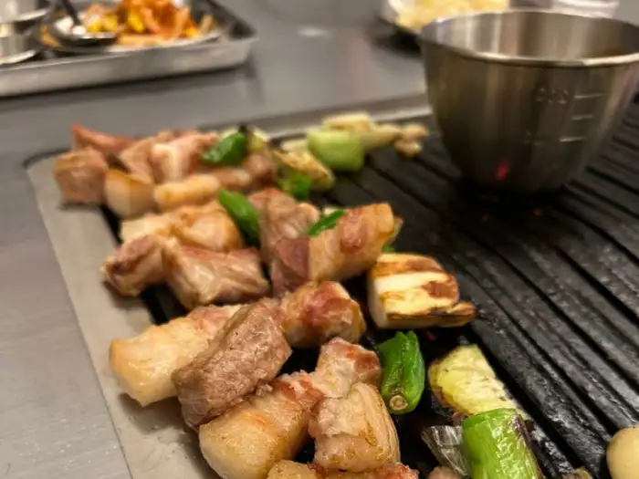 잘 구워진 삼겹살 조각