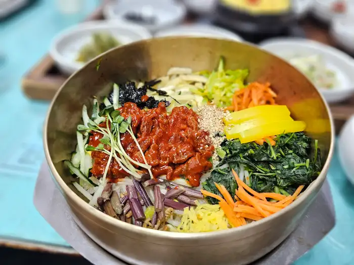 가족회관 육회비빔밥 비비기 전