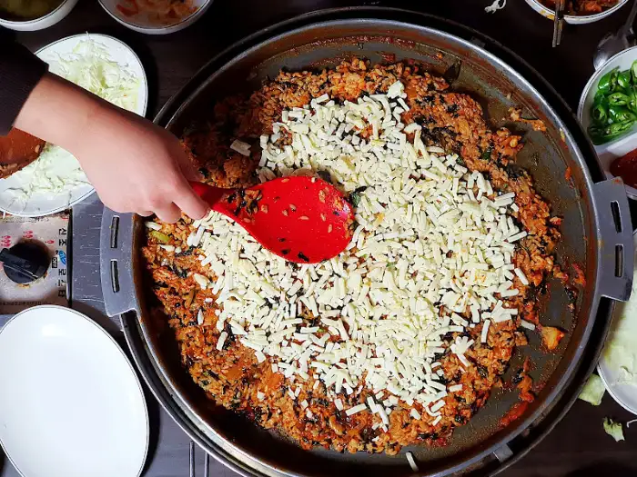 볶음밥 위에 치즈 올리는 모습
