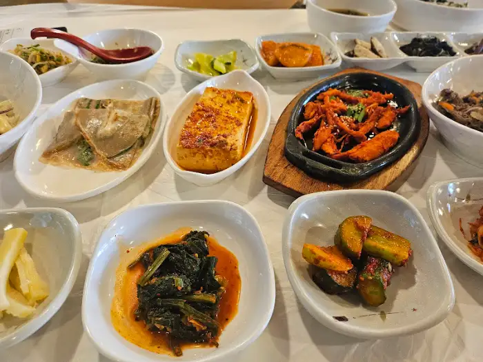 다양한 반찬이 차려진 모습