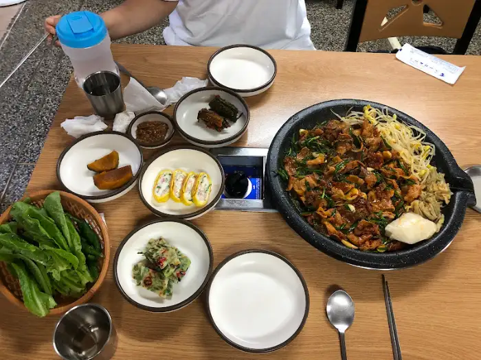테이블 위에 차려진 다양한 음식과 밑반찬들