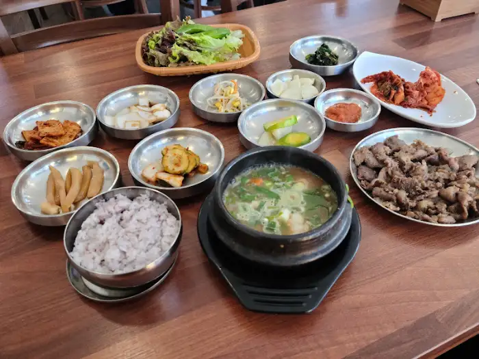 다양한 반찬과 찌개가 함께 나온 밥상