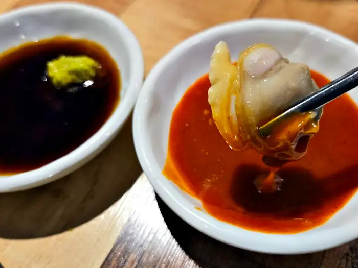 매콤한 소스에 찍어 먹는 조개
