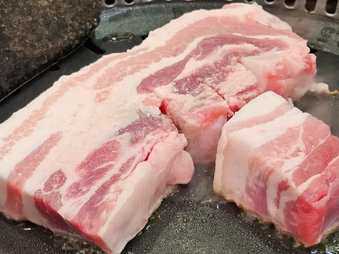 두툼한 삼겹살 덩어리