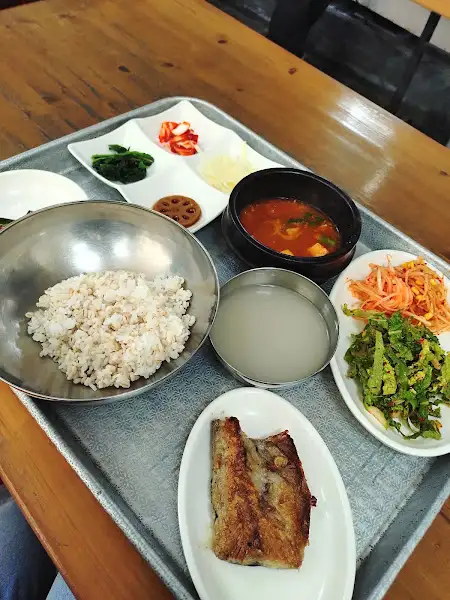 된장찌개와 나물, 밥이 담긴 구성