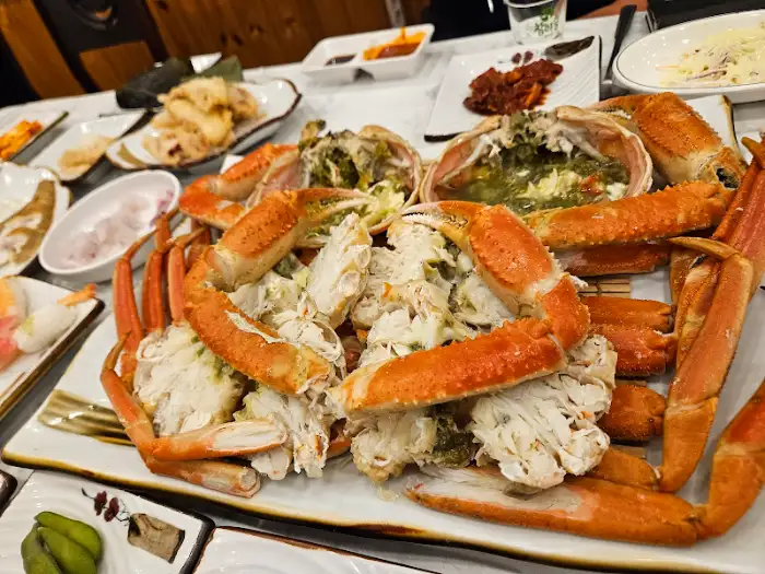 테이블 가득 차려진 킹크랩과 반찬