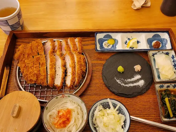 돈카츠, 밥, 국수, 샐러드, 김치 등이 함께 나온 한 상 차림