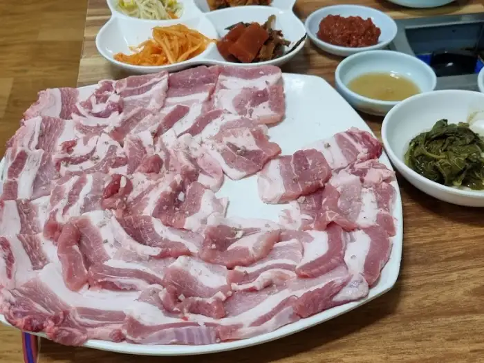 생삼겹살 접시