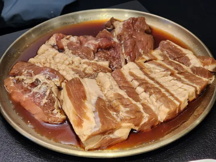 양념에 재워진 돼지갈비 한 접시