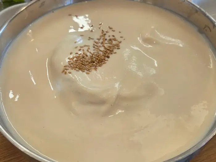 콩국수 위에 고소한 참깨가 뿌려진 모습