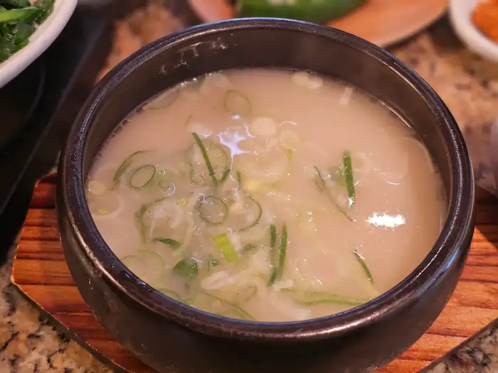 안목 돼지국밥 내부 분위기