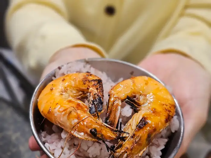 흰쌀밥 위에 올라간 통통한 새우구이