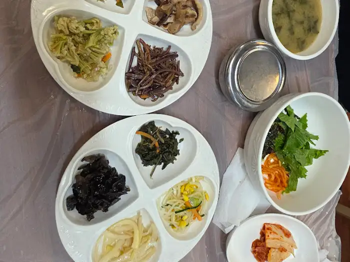 정갈하게 차려진 비빔밥과 밑반찬