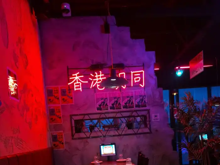 벽면의 홍콩 스타일 네온사인