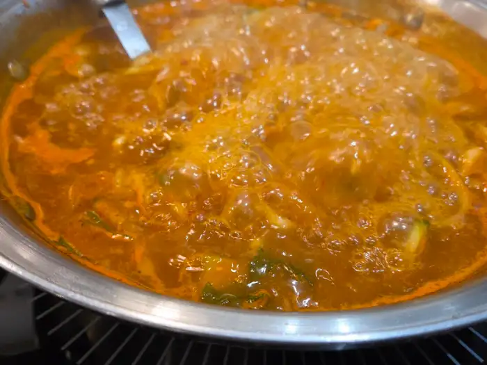 끓고 있는 칼국수 탕