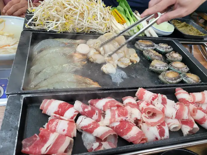 불판 위에서 익어가는 해산물