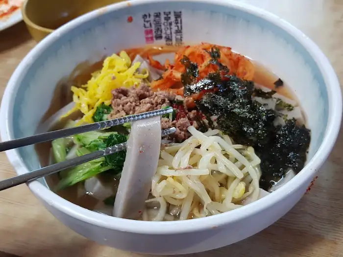 묵밥의 클로즈업 사진