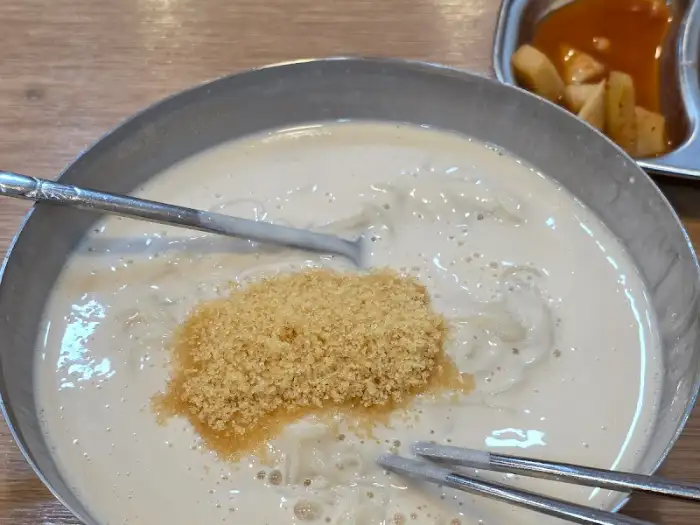 콩국수에 설탕을 뿌린 사진
