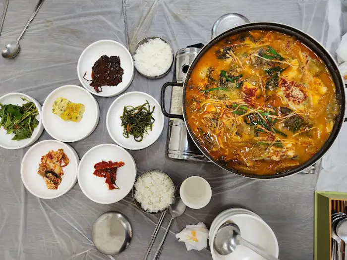 다양한 밑반찬과 함께 차려진 메기탕