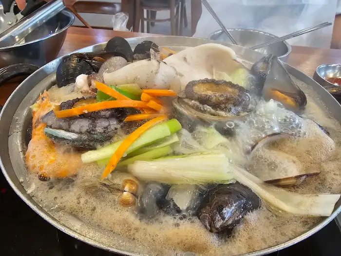 끓고 있는 해물손칼국수