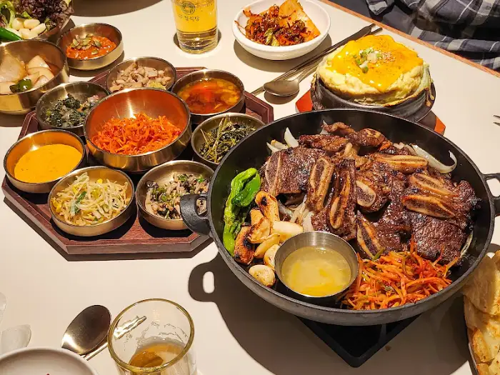 다양한 밑반찬과 꽃갈비
