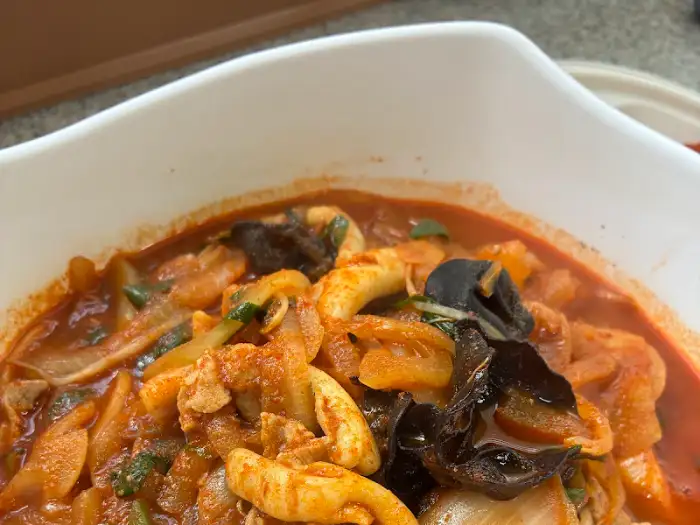 비빔짬뽕의 면발과 재료